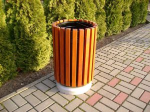 Abfallbehälter aus Stahl und Holz.10a - gesamthohe: 50l - 77cm
60l - 87cm