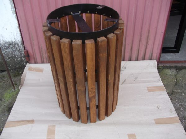 Abfallbehälter aus Stahl und Holz no. 10 - Material: verzinkter Stahl mit Pulverbeschichtung in RAL