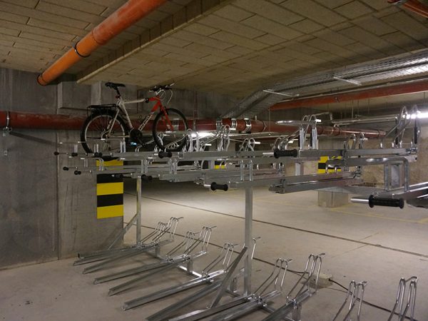 Doppelstockparker im Fahrradraum mit Fahrräd