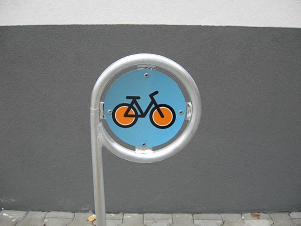 Spiral-Fahrradständer/Spiralparker mit Schild „Parkplatz” - Abstand zwischen den Einstellplätz